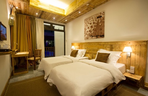 Port Louis House | 9 Chambres d'hotes in a beautiful villa with swimming pool and bar with table dhote