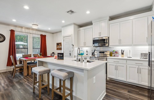 West Dallas House | BOOK TODAY! King Bed with Hot Tub, FirePit, BBQ, Large yard, Garage!
