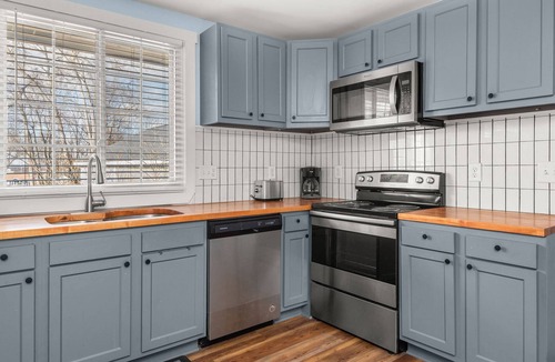 Hadley - Washington Condo | CH714 ~ New Listing ~ Clean, No Frills, Efficiency ~ Comfortable and Near Downtown ~ Free Parking
