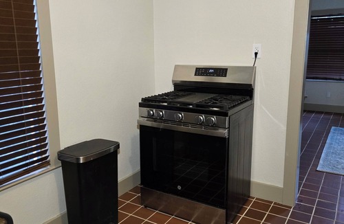 Oak Cliff House | Charming 2-bedroom bungalow with fast WiFi and near Bishop Arts