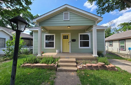 Oak Cliff House | Charming 2-bedroom bungalow with fast WiFi and near Bishop Arts