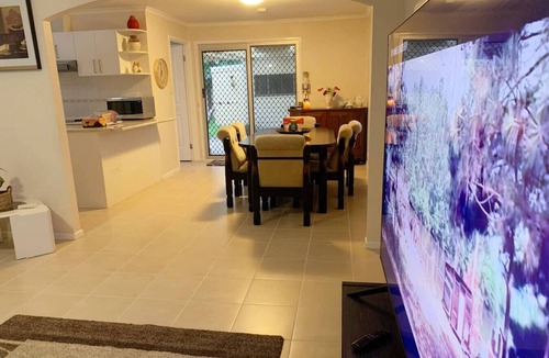 South Penrith House | Cheerful 3 bedroom house with free parking