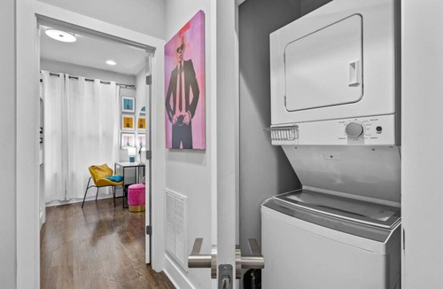 Hadley - Washington Condo | City Dreams|Broadway|Designer|Bachelorette|Couples|Friends|Girl Trips