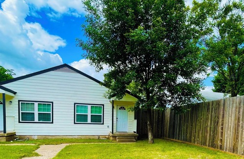 Oak Cliff House | Cozy 2-bedroom townhome in charming Dallas with WiFi, AC