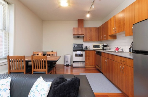 Coal Harbour Apartment | Cozy Downtown Vancouver Apartment Near Waterfront Station