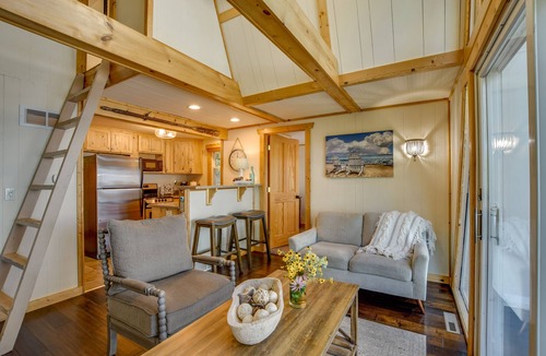Lodi House | COZY WATERFRONT CABIN, ON SUNSET BAY, LAKE WISCONSIN ! SUMMER AND WINTER FUN !