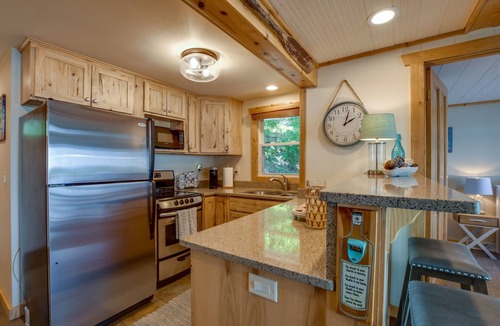 Lodi House | COZY WATERFRONT CABIN, ON SUNSET BAY, LAKE WISCONSIN ! SUMMER AND WINTER FUN !