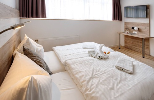 Heilbad Heiligenstadt Apartment | Double room with bathroom & corridor/Iberg view - Sonnenschein Hotel & Apartments