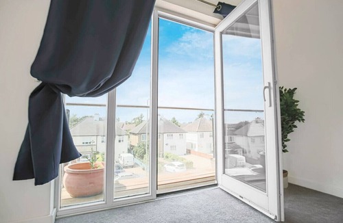 Newport Pagnell Apartment | Duplex Apartment Balcony FreeParking SmartTV