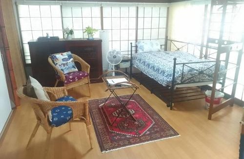 Katase Bed & Breakfast | EMS Enoshima クラシックゲストハウス 寝室は個室 犬OK