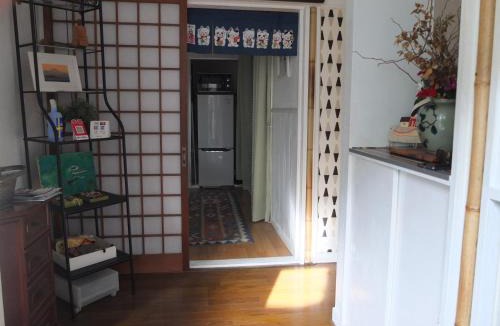Katase Bed & Breakfast | EMS Enoshima クラシックゲストハウス 寝室は個室 犬OK