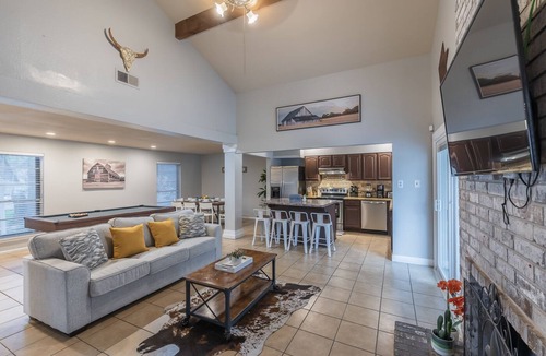 Wetmore House | Enchanting Texas Home w Pool, GameRoom, MiniGolf & Firepit by 6Flags & Seaworld