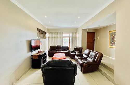 Beacon Bay House | Entire House in Beacon Bay - Golden Location