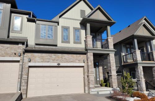 Waterloo Villa | Exclusive Townhome near West-Side Trails