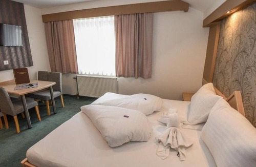 Haus im Ennstal Bed & Breakfast | Four-bed room with bath, WC - B&B - Golf- und Skipension Krug
