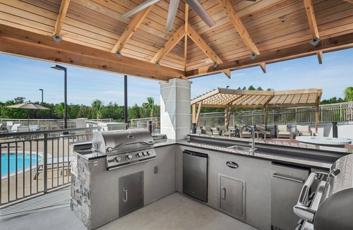 Florence Condo | Free Breakfast + Outdoor Pool | Near Florence Center + McLeod Regional Medical Center