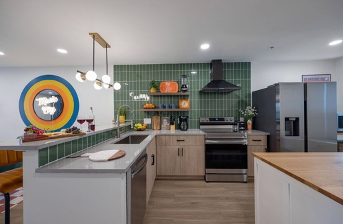 Sobro House | Funky Town - Walk to Broadway