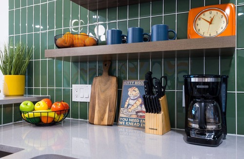 Sobro House | Funky Town - Walk to Broadway
