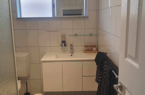 Geraldton Apartment | Geraldton CBD, 200m walk to the beach and coffee shops! New Reno 2br immaculate!
