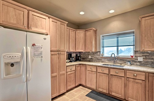 Gold Beach House | Gold Beach Townhome with Ocean Views & Sunroom!