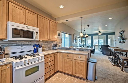 Gold Beach House | Gold Beach Townhome with Ocean Views & Sunroom!