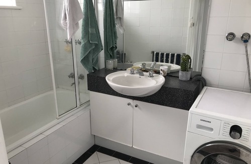 St. Kilda East Condo | Great spacious apartment in a perfect location