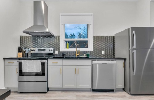 Puslinch House | Guelph - Hot Tub - Cozy 3 Bed 1 Bath Loft House