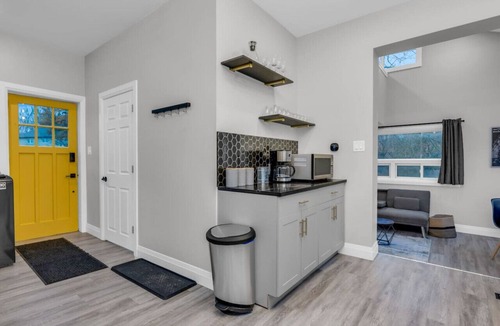 Puslinch House | Guelph - Hot Tub - Cozy 3 Bed 1 Bath Loft House