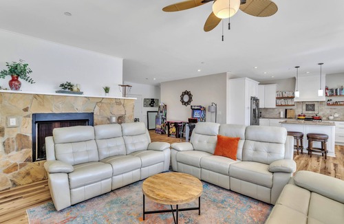 Winston - Salem House | Heated Pool King Bed Jacuzzi Bath Arcade