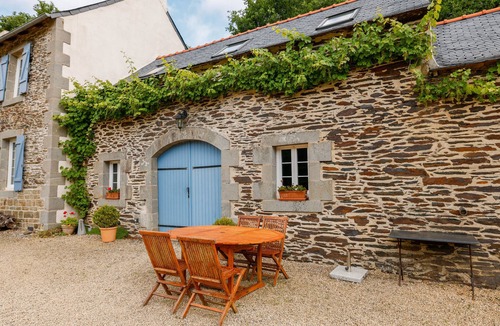Loperec House | Holiday Home 'Équestre Du Dourdu Avec Spa' with Shared Garden and Wi-Fi