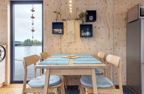 Neuland House | Holiday Home 'Hochwertiges Hausboot Ahoi, Kamin' with Private Terrace and Wi-Fi