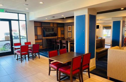 Salinas Hotel | Holiday Inn Express & Suites Salinas by IHG