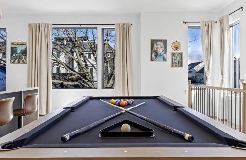 Hurwood Heights House | Hot Tub Poker Pool Table & Rooftop City MLS View