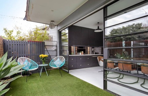 Windsor Apartment | House of Windsor by Ready Set Stay - Kings Domain - Fully Fenced and WIFI
