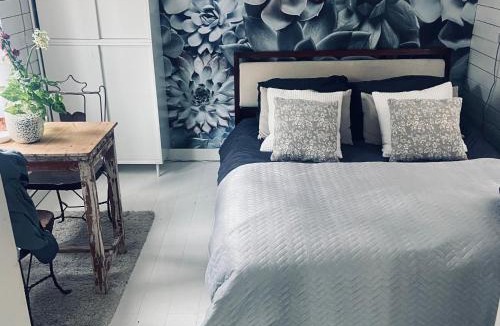 Grachtengordel-West Bed & Breakfast | Houseboat Bonnie