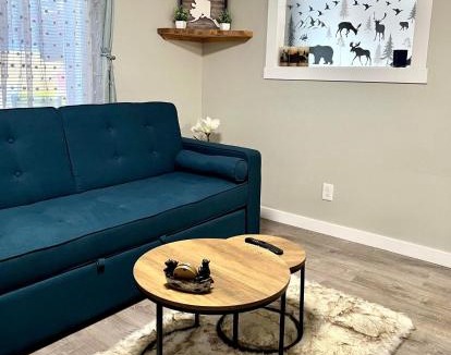 Spenard Apartment | Log house in heart of Anchorage