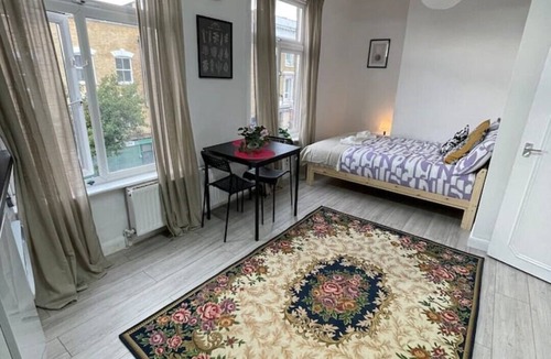 Homerton Apartment | Luminous Family Flat (4 guests)