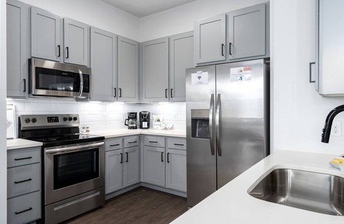 Crestline Heights Apartment | Luxury Apartment - Pool, Restaurants & Shopping
