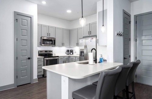 Crestline Heights Apartment | Luxury Apartment - Pool, Restaurants & Shopping