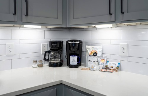 Crestline Heights Apartment | Luxury Apartment - Pool, Restaurants & Shopping