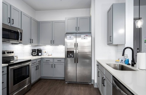 Crestline Heights Apartment | Luxury Apartment - Pool, Restaurants & Shopping