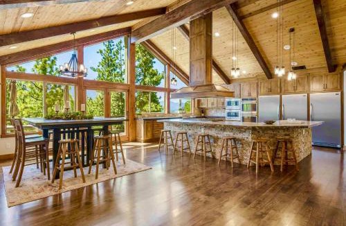 Round Hill Village House | LX33 Lake Tahoe Villa with Gameroom Hot tub Sauna
