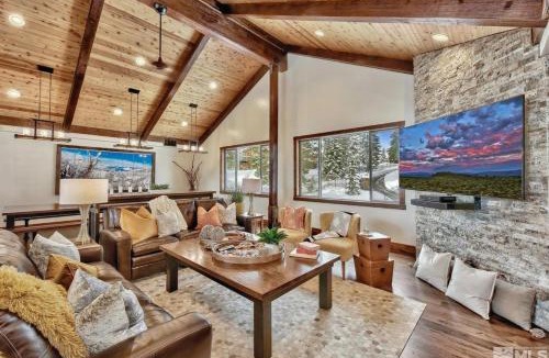 Round Hill Village House | LX33 Lake Tahoe Villa with Gameroom Hot tub Sauna