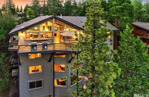 Round Hill Village House | LX33 Lake Tahoe Villa with Gameroom Hot tub Sauna