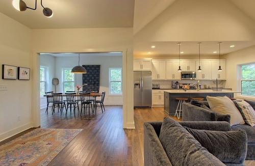 Hiawassee House | Modern Cottage on Lake Chatuge N Georgia lakefront w/private dock Sleeps 8