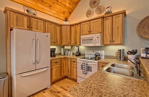 Sautee Nacoochee Cabin | Near Helen Hot Tub Fire Pit Outdoor Movies