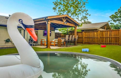 Arlington House | NEW Pool Patio Walk to ATT Hollywood Vanity