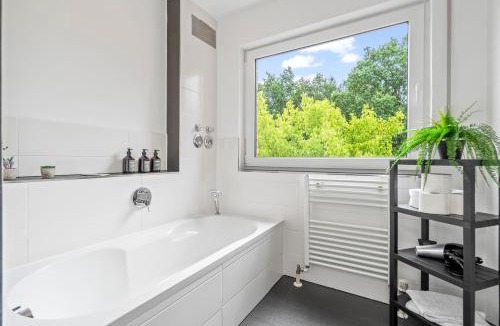 Feucht Apartment | Nexstay - Balkonapartment Deluxe mit Parkplatz nähe S-Bahnhof