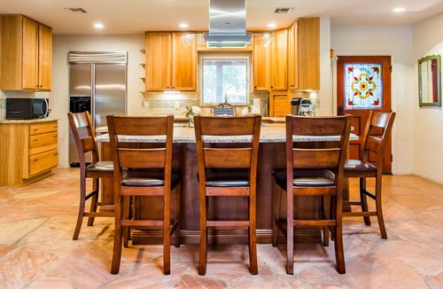 Sherwood Towne House | ⭐️ Outdoor Oasis - Heated Pool + Spa Near Old Town