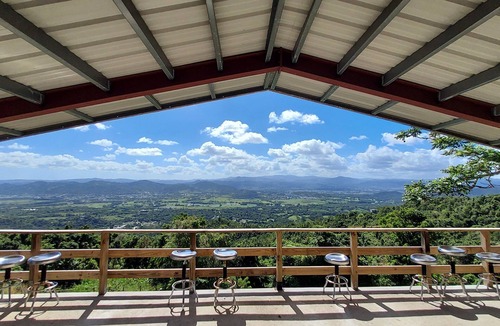Quebrada Infierno House | Panoramic Views, Pool, A/C and Spectacular Rooftop in Gurabo
